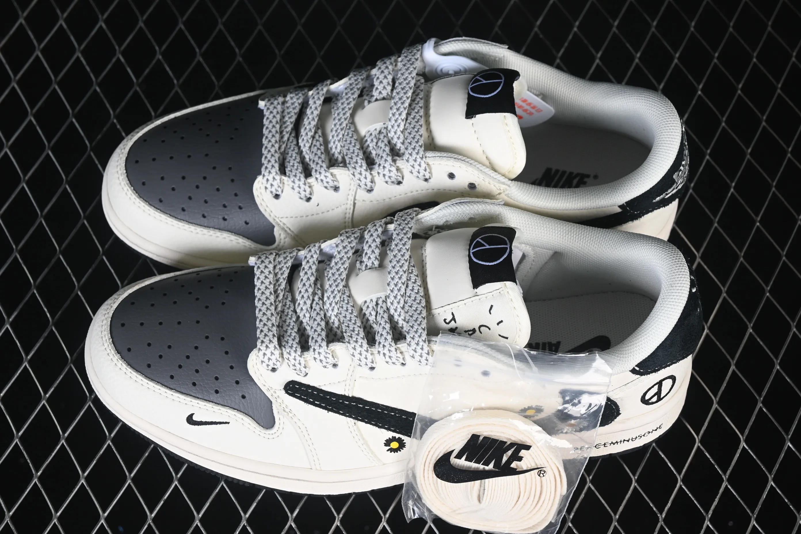 All Categories Air Jordan Jordan Series Basketball Shoes Air Jordan 1 Low High-end Customized Low-top Shoes Travis Scott x Fragment Design x Air Jordan 1 Low OG SP AJ1 Joe 1 Joint Daisy Beige Black Low-top Cultural Casual Shoes QW5088-207